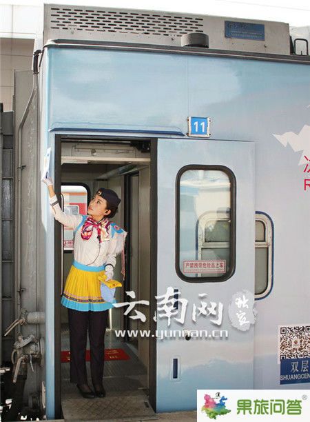 列車外表的麗江民族風(fēng)情畫面。云南網(wǎng)實(shí)習(xí)記者