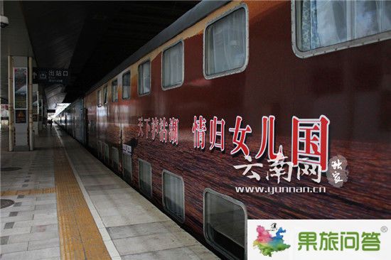 餐車工作人員在準(zhǔn)備美味餐品。云南網(wǎng)實(shí)習(xí)記者