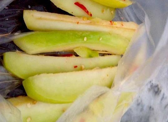 芒果蘸鹽和辣椒粉 昆明國(guó)旅周葉推薦:西雙版納水果吃法的奇妙之處——芒果蘸鹽和辣椒粉