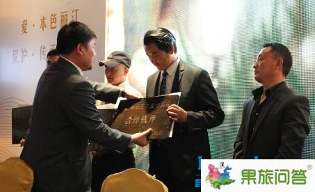 隨后，中國著名口書書法家、2008年奧運火炬手和志剛揮毫灑墨，寫下了“金茂慧語”四個蒼勁有力的大字。他的表演感染了在座的每一個人，再一次將開盤盛典推向高潮，現(xiàn)場異常熱烈火爆。